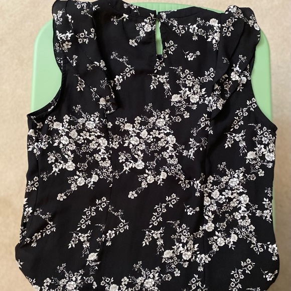 Woman’s short sleeve top by Elle size S. - Picture 2 of 13